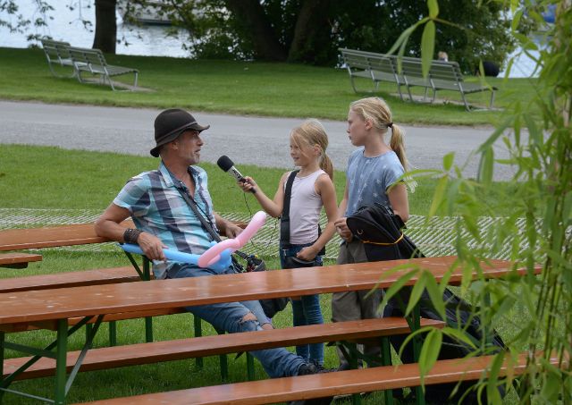 Zwei Mädchen interviewen einen Mann für ihre Radio-Sendung. ©RadioSchule klipp+klang klang 