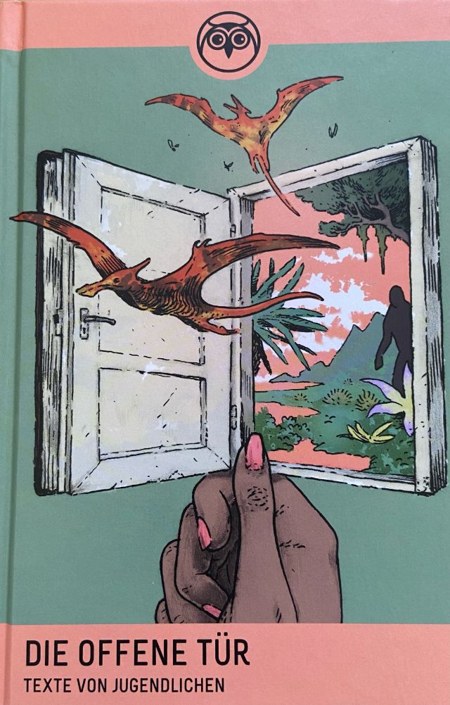 Das Cover vom Buch »Die offene Tür - Texte von Jugendlichen« zeigt eine Hand, die ein offenes Buch in der Hand hält, welches aussieht wie eine Türe. Aus der Türe fliegen Drachen und in dieser Tür (oder dem Buch) sind Berge, Wälder und Wesen von anderen Welten zu sehen. 