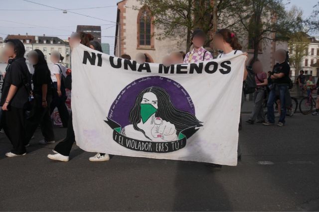 Demonstrierende halten ein Transparent mit der Aufschrift Ni Una Menos
