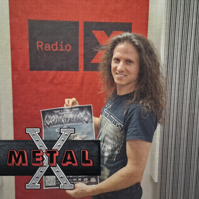 Jonas steht vor dem Radio X Logo